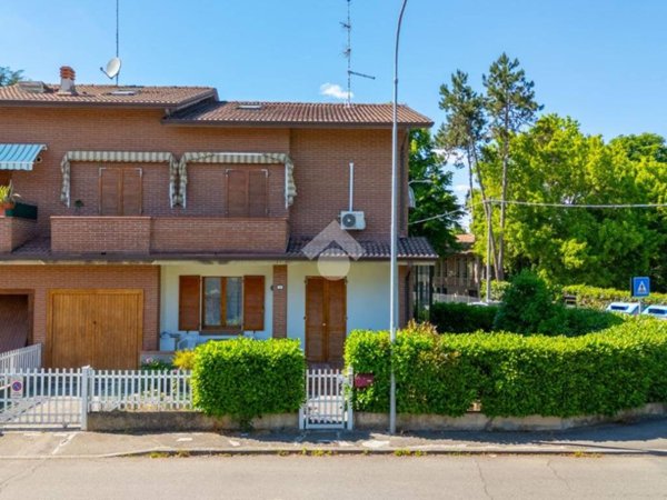 casa indipendente a Reggio nell'Emilia in zona San Pellegrino / Villa Canali