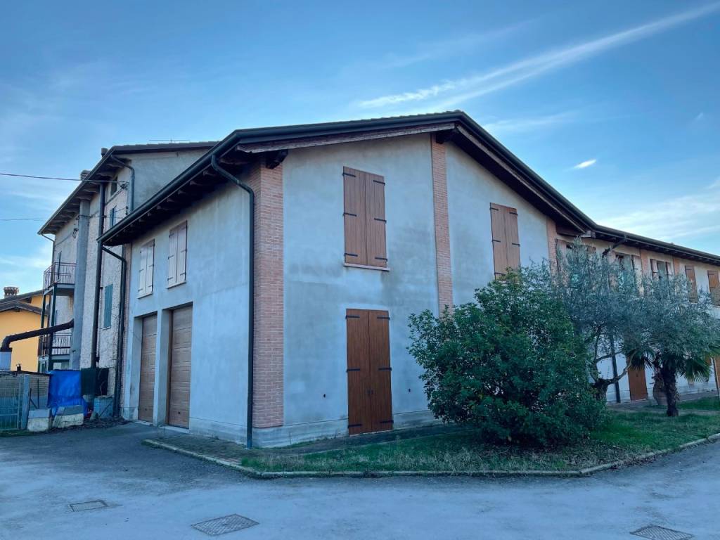 casa indipendente in vendita a Reggio nell'Emilia in zona San Bartolomeo