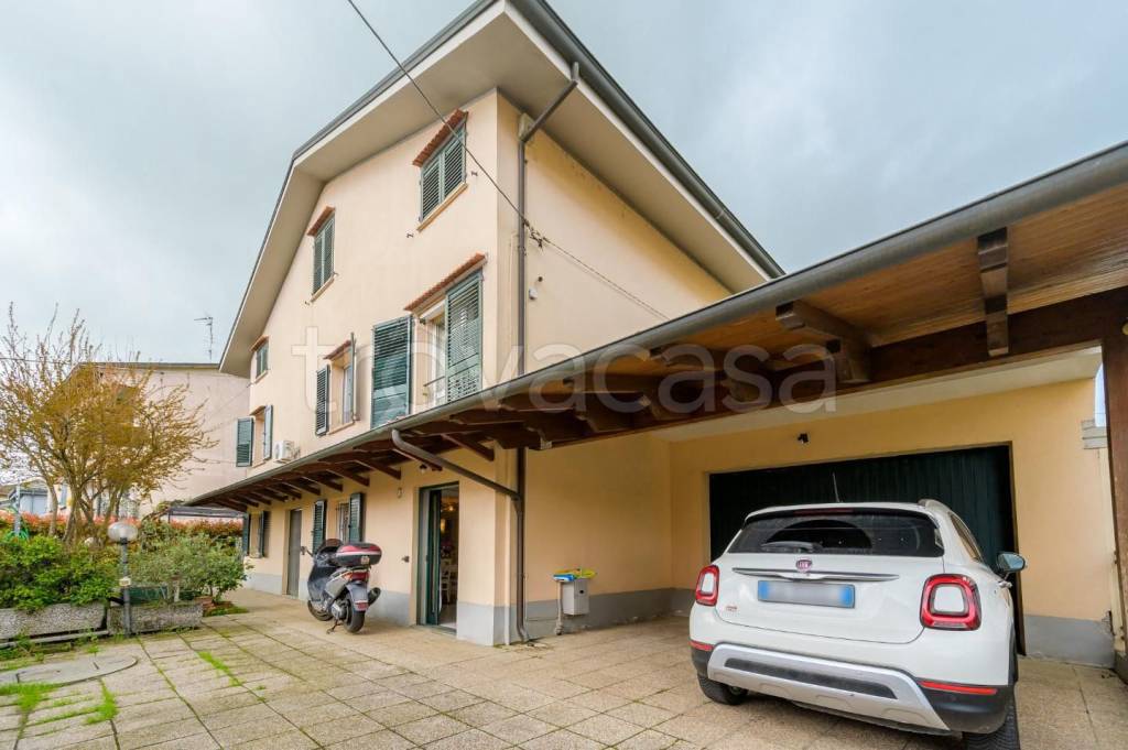 casa indipendente in vendita a Reggio nell'Emilia in zona Gavassa