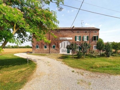 casa indipendente in vendita a Reggio nell'Emilia in zona Città Storica