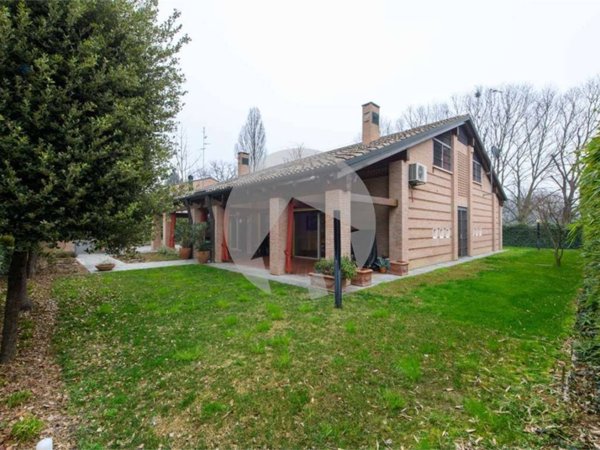 casa indipendente in vendita a Reggio nell'Emilia in zona Città Storica