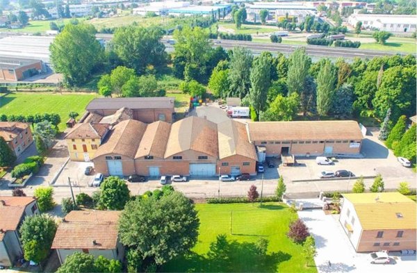 locale commerciale in vendita a Reggio nell'Emilia in zona Sesso