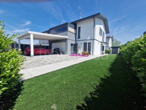 casa indipendente in vendita a Reggio nell'Emilia in zona Orologio