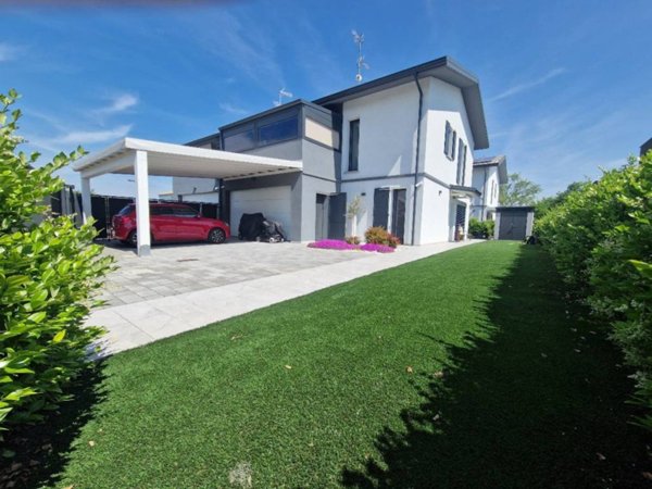 casa indipendente in vendita a Reggio nell'Emilia