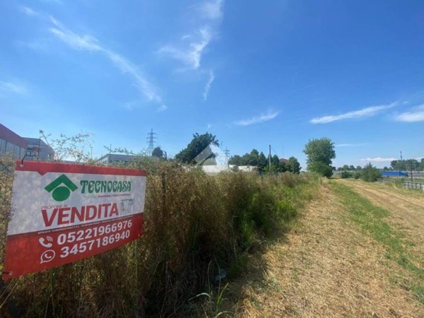 terreno edificabile in vendita a Reggio nell'Emilia in zona Roncocesi