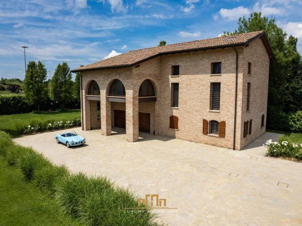villa in vendita a Reggio nell'Emilia in zona Città Storica