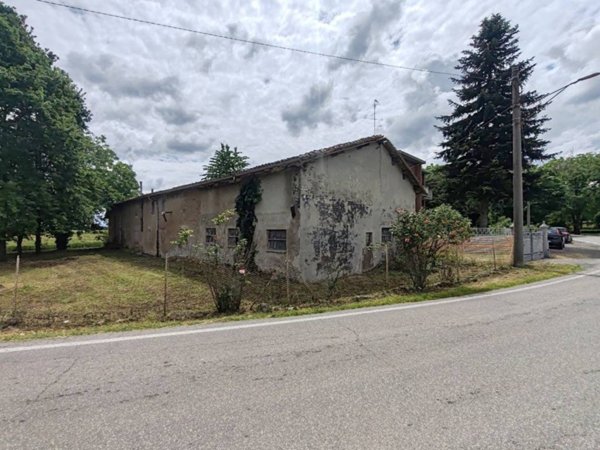 casa indipendente in vendita a Reggio nell'Emilia in zona Sesso