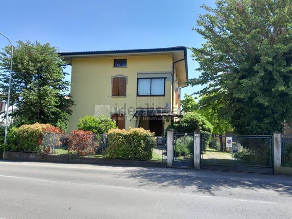 casa indipendente a Reggio nell'Emilia in zona San Pellegrino / Villa Canali