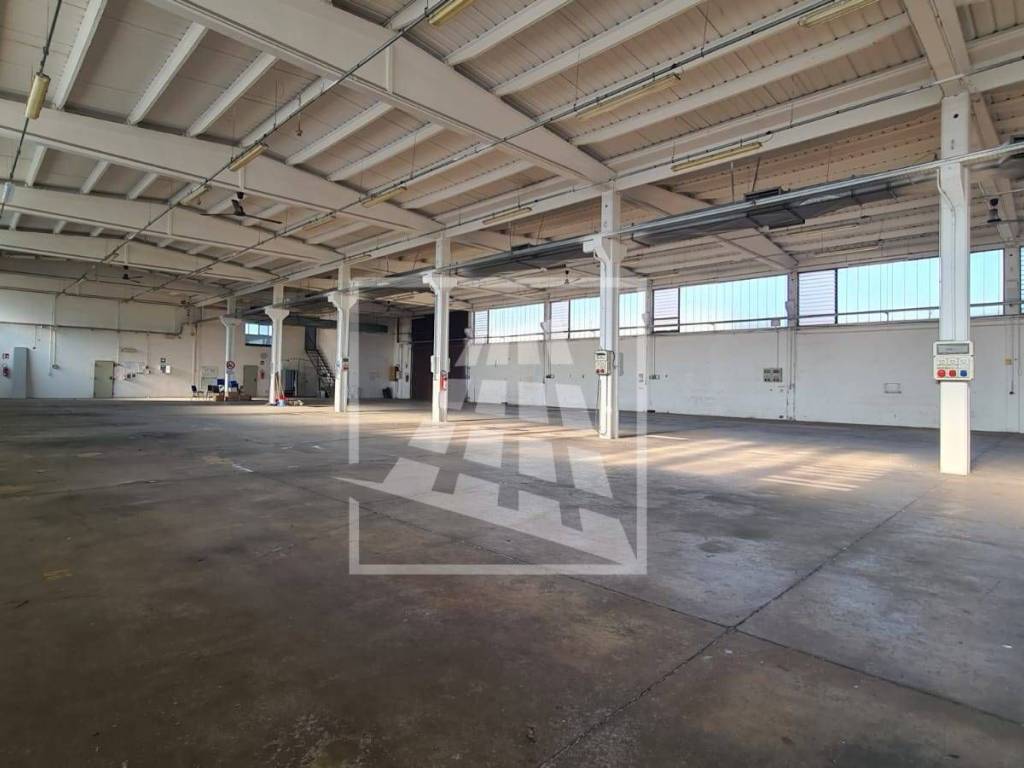 locale commerciale in vendita a Reggio nell'Emilia