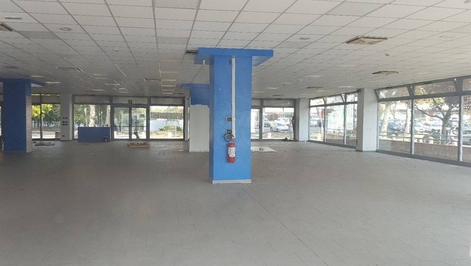 negozio in vendita a Reggio nell'Emilia in zona Tribunale