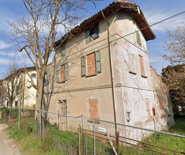 casa indipendente in vendita a Reggio nell'Emilia in zona Città Storica