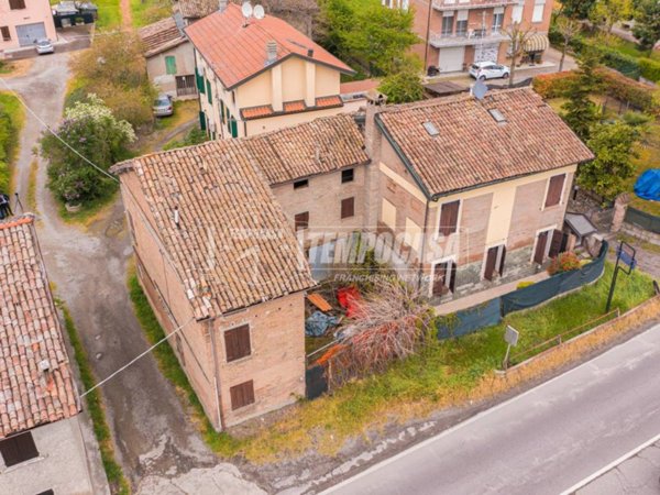 casa indipendente in vendita a Reggio nell'Emilia in zona Gavassa
