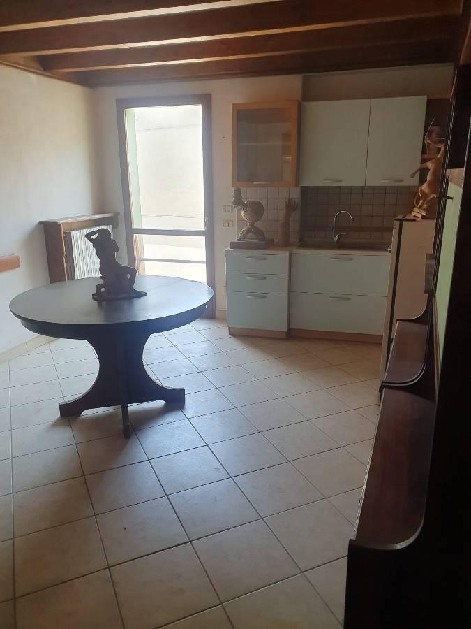 casa indipendente in vendita a Reggio nell'Emilia in zona Cavazzoli