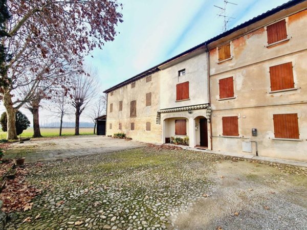 casa indipendente in vendita a Reggio nell'Emilia in zona Castellazzo