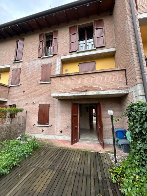 casa indipendente in vendita a Reggio nell'Emilia in zona Cavazzoli