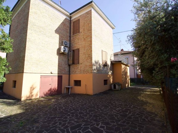 casa indipendente in vendita a Reggio nell'Emilia