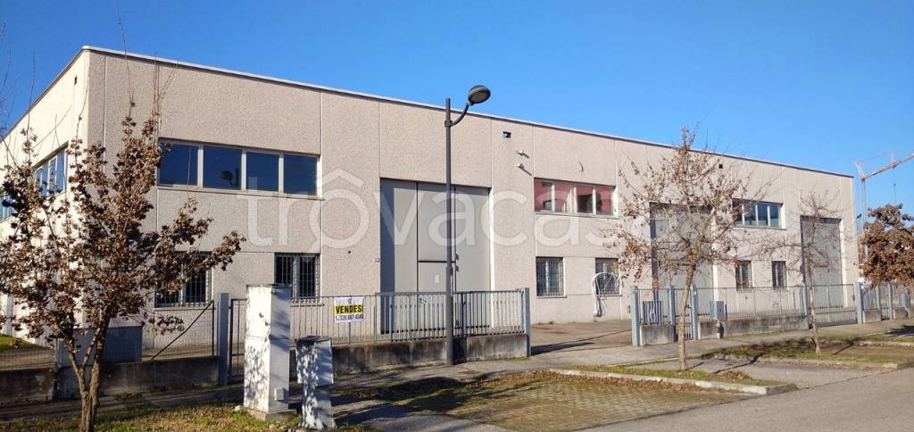 locale commerciale in vendita a Reggio nell'Emilia in zona Pratofontana