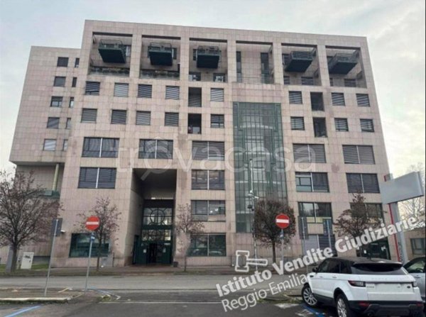 ufficio in vendita a Reggio nell'Emilia in zona Ospizio