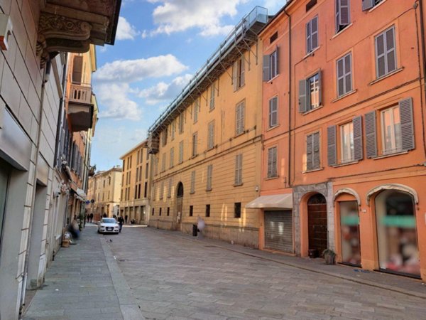 ufficio in vendita a Reggio nell'Emilia in zona Città Storica