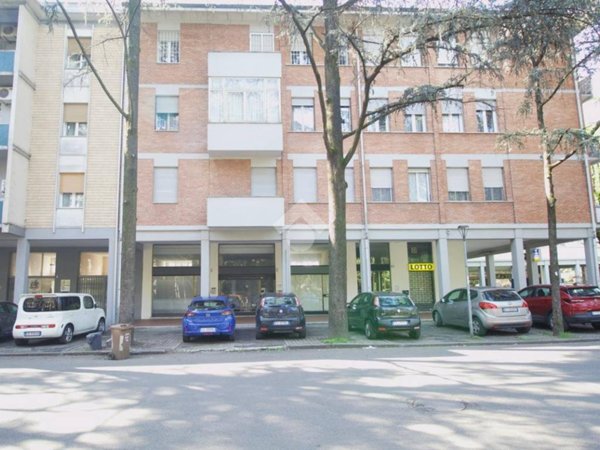 negozio in vendita a Reggio nell'Emilia in zona Mirabello