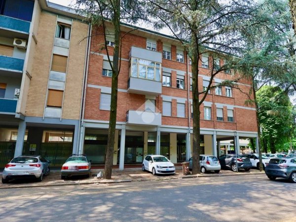 negozio in vendita a Reggio nell'Emilia in zona Mirabello