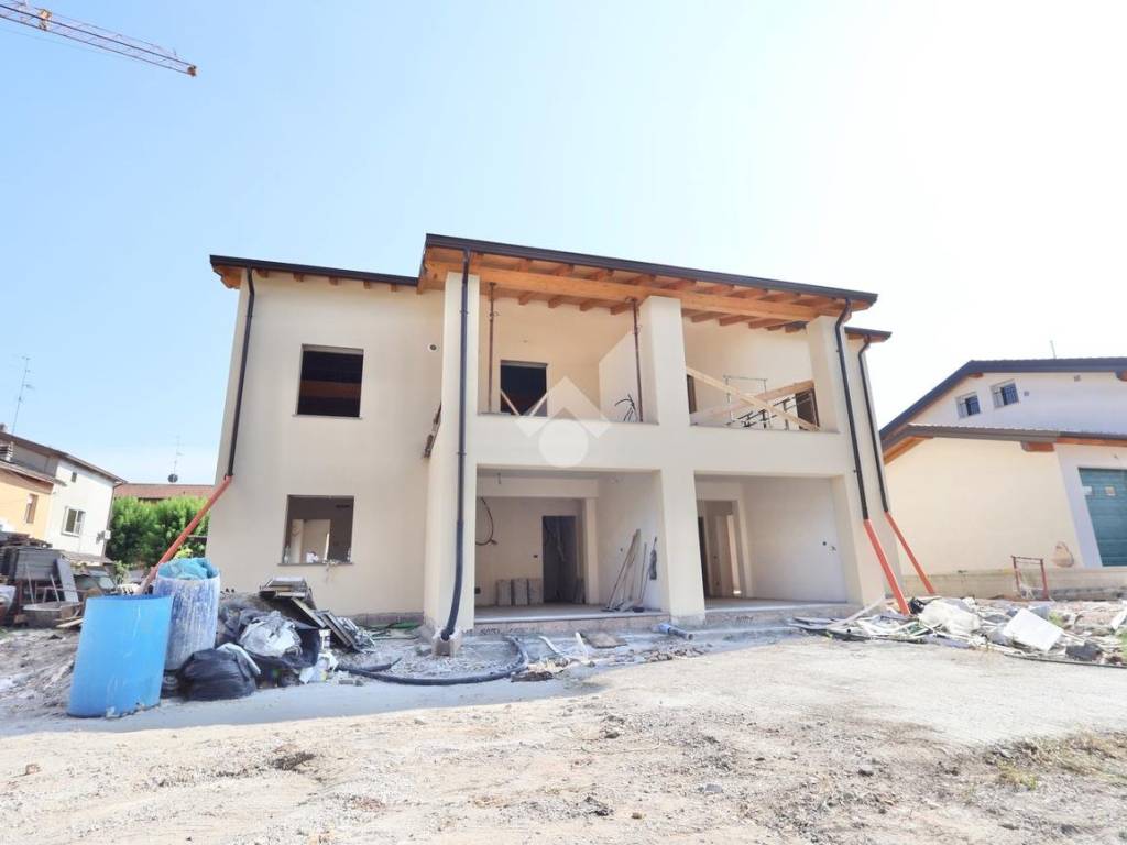 casa indipendente in vendita a Reggio nell'Emilia