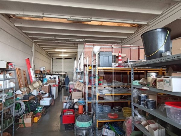 locale commerciale in vendita a Reggio nell'Emilia in zona Rivalta