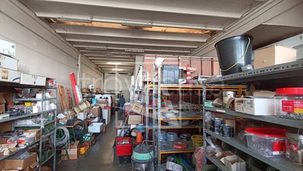locale commerciale in vendita a Reggio nell'Emilia in zona Roncina