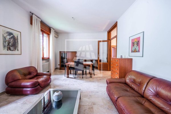 casa indipendente in vendita a Reggio nell'Emilia in zona Città Storica