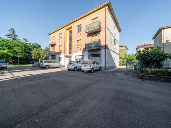 intera palazzina in vendita a Reggio nell'Emilia in zona Orologio