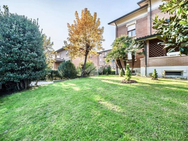 casa indipendente in vendita a Reggio nell'Emilia in zona Orologio