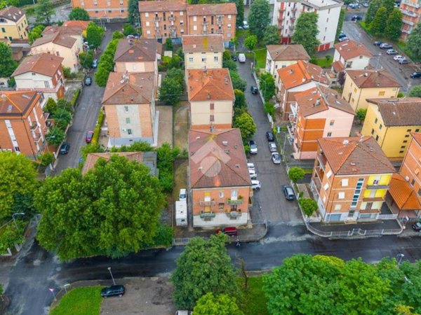 intera palazzina in vendita a Reggio nell'Emilia in zona Orologio