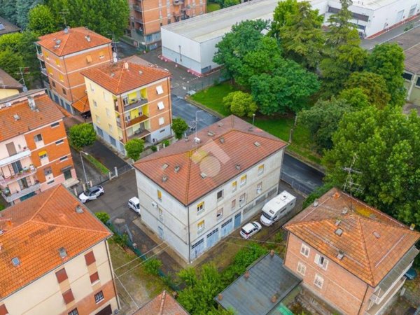 intera palazzina in vendita a Reggio nell'Emilia in zona Orologio