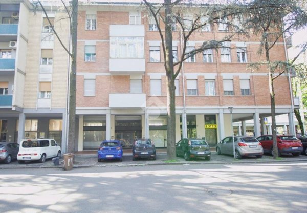 negozio in vendita a Reggio nell'Emilia in zona Mirabello