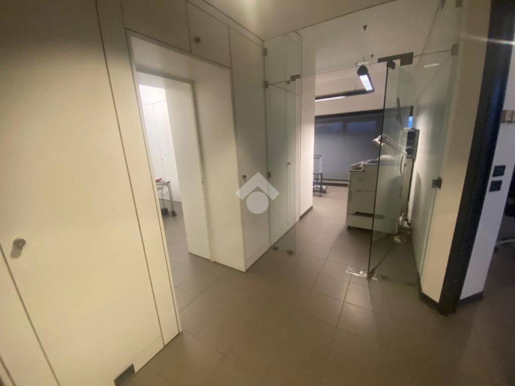 ufficio in vendita a Reggio nell'Emilia in zona Tribunale