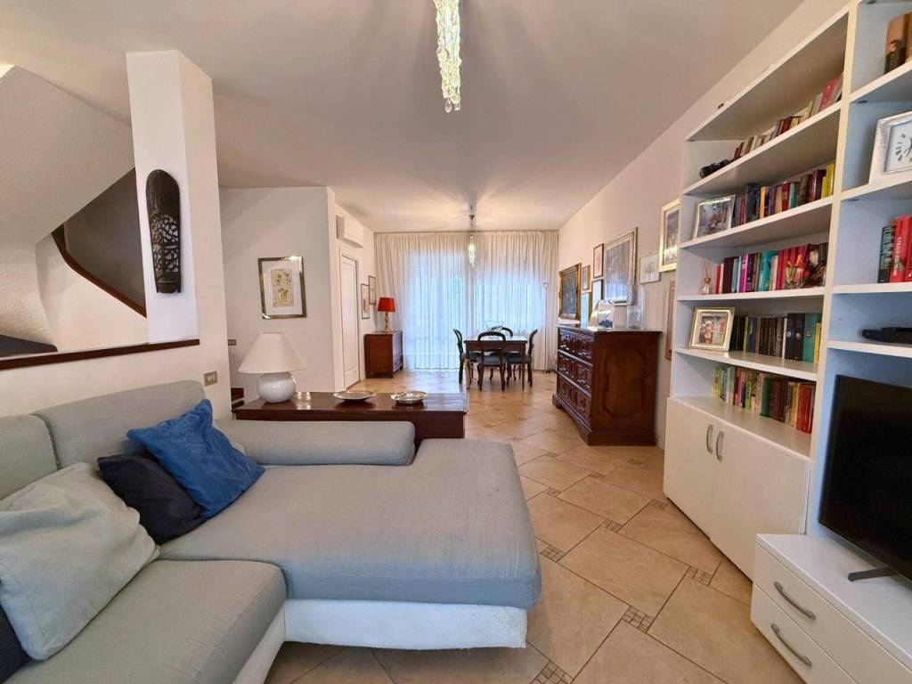 casa indipendente in vendita a Reggio nell'Emilia in zona Città Storica