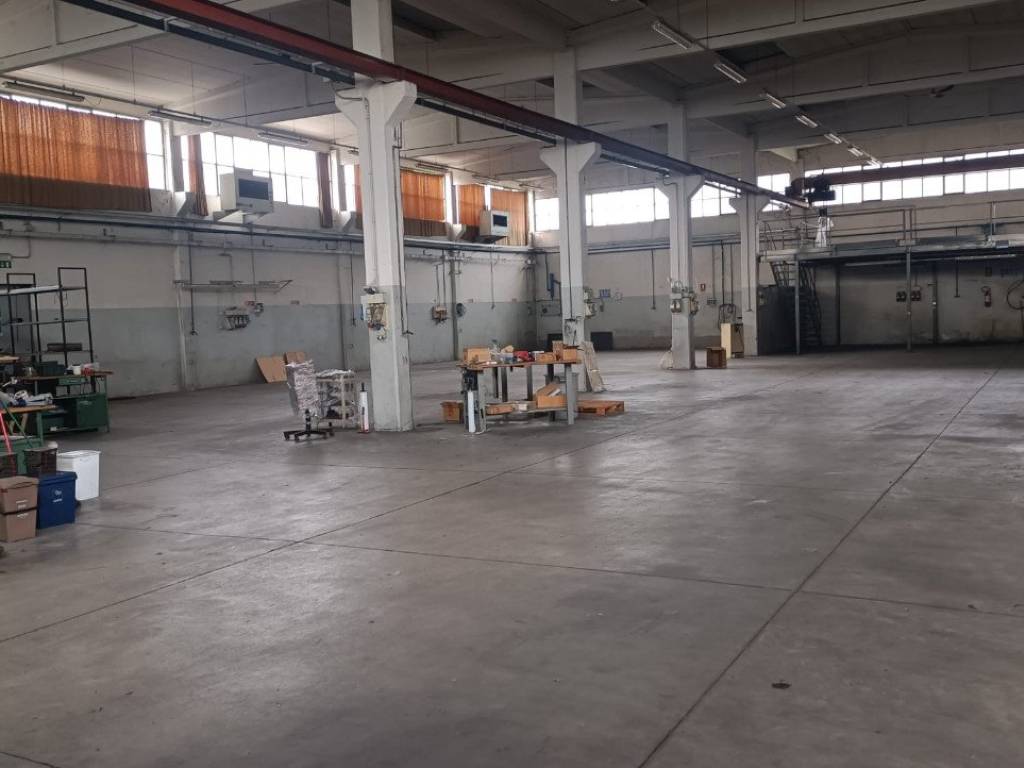 locale commerciale in vendita a Reggio nell'Emilia in zona Mancasale