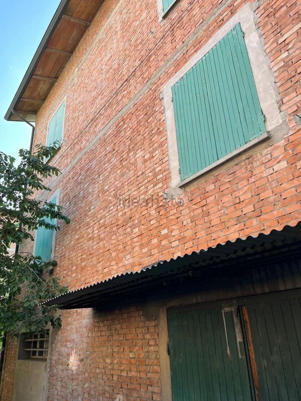 casa indipendente in vendita a Reggio nell'Emilia in zona Città Storica