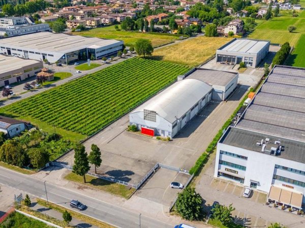 locale commerciale in vendita a Reggio nell'Emilia