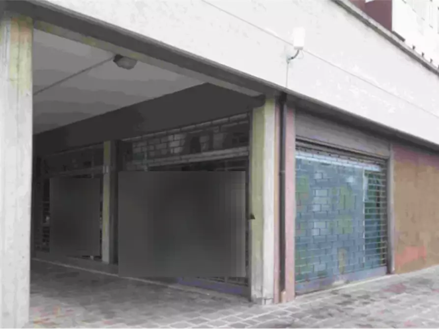 negozio in vendita a Reggio nell'Emilia in zona Ospizio