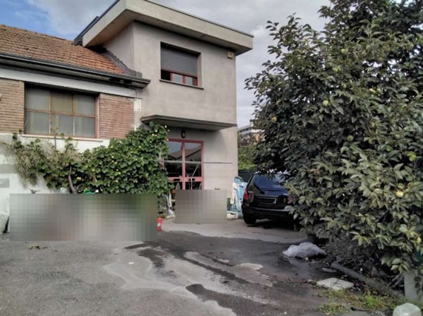 casa indipendente in vendita a Reggio nell'Emilia in zona Tribunale