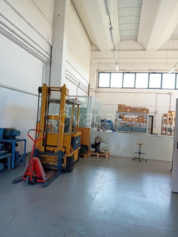 locale commerciale in vendita a Reggio nell'Emilia in zona Sesso