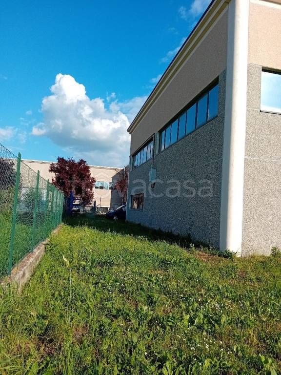 locale commerciale in vendita a Reggio nell'Emilia in zona Sesso