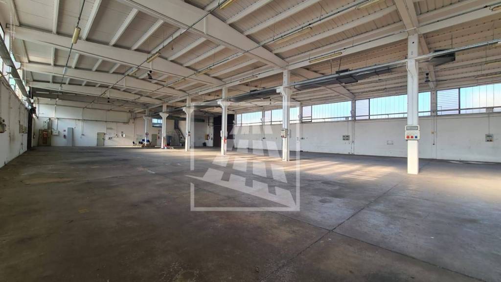 locale commerciale in vendita a Reggio nell'Emilia in zona Mancasale