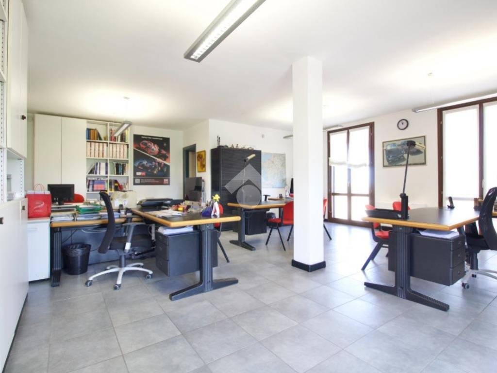 ufficio in vendita a Reggio nell'Emilia in zona Masone