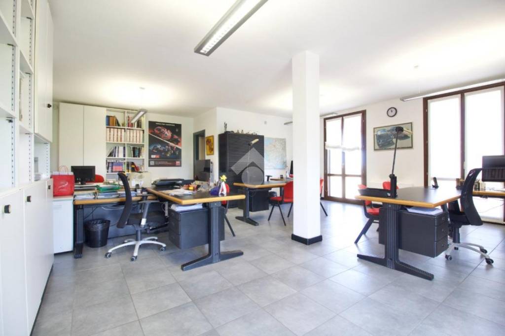 ufficio in vendita a Reggio nell'Emilia in zona Masone