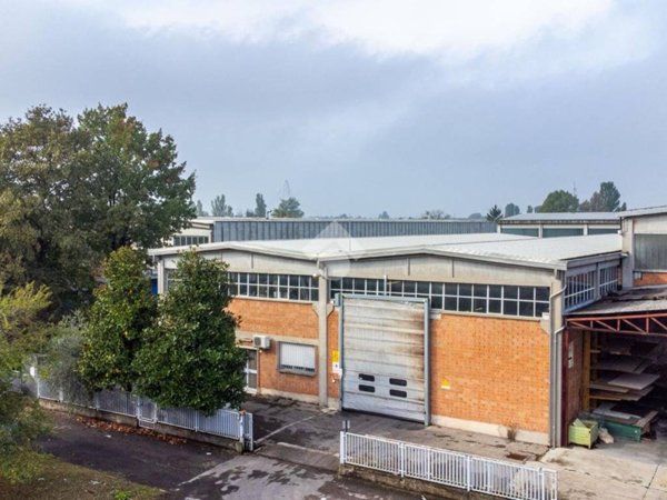 locale commerciale in vendita a Reggio nell'Emilia in zona Mancasale
