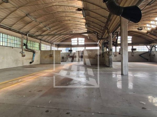 locale commerciale in vendita a Reggio nell'Emilia