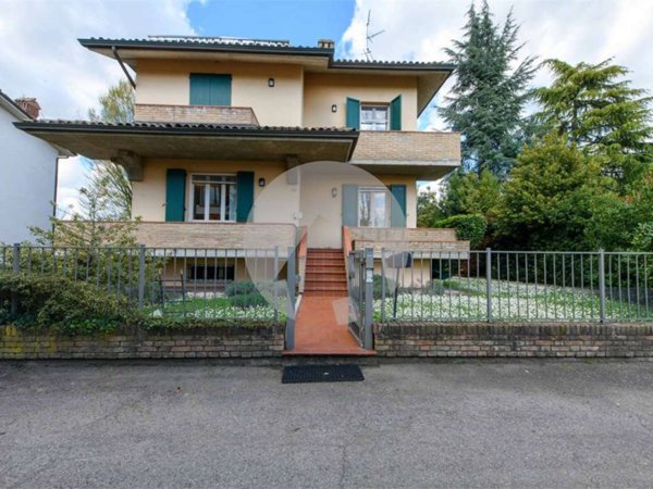 casa indipendente in vendita a Reggio nell'Emilia