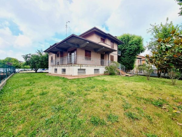 casa indipendente in vendita a Reggio nell'Emilia in zona Città Storica